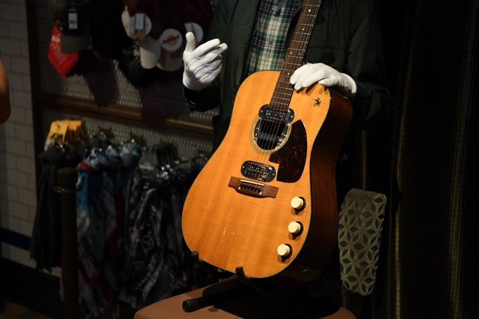 Kurt Cobain'in gitarı rekor fiyata satıldı: 6 milyon dolar! - Resim: 1