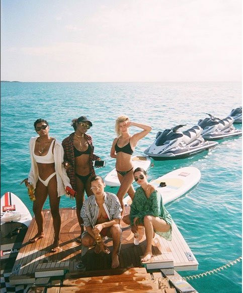 Hadid ve Jenner’in üstsüz deniz keyfi - Resim: 1