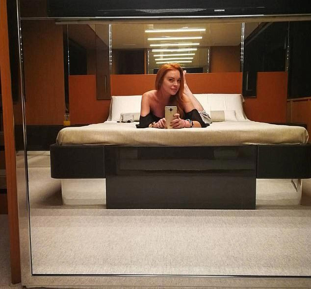 Lindsay Lohan’dan omuzları açık selfie - Resim: 1