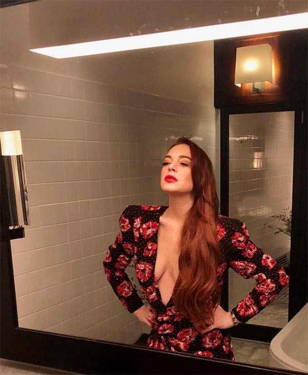 Lindsay Lohan’ın derin göğüs dekoltesi olay oldu - Resim: 1