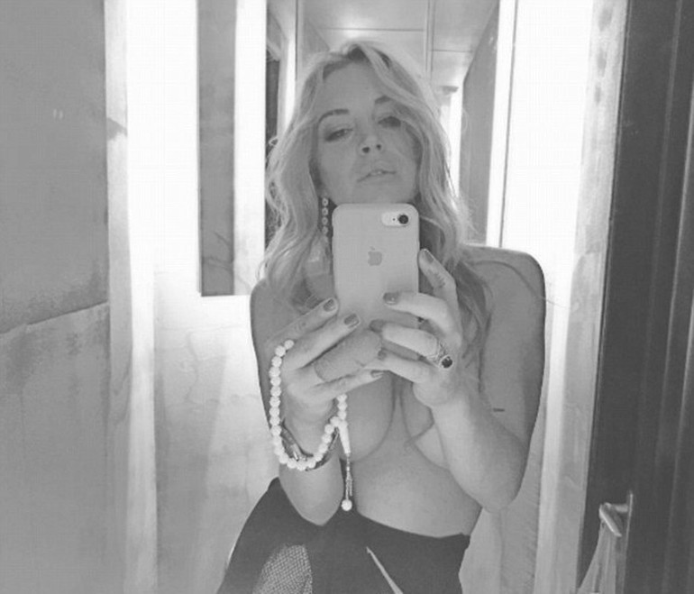 Lindsay Lohan'ın olay fotoğrafı! Çıplak poz! - Resim: 1
