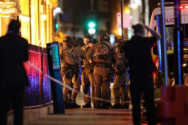Londra'da terör: 6 kişi öldü, 3 terörist öldürüldü - Resim: 1