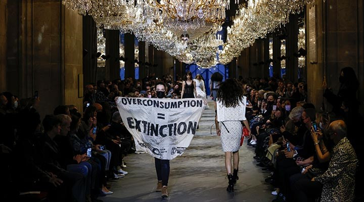 Louis Vuitton Defilesinde Aktivist Şoku - Resim: 1