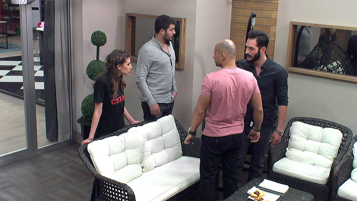 Kısmetse olur'da Melis ve Erdem’in annesi Feride Hanım karşı karşıya. - Resim: 2