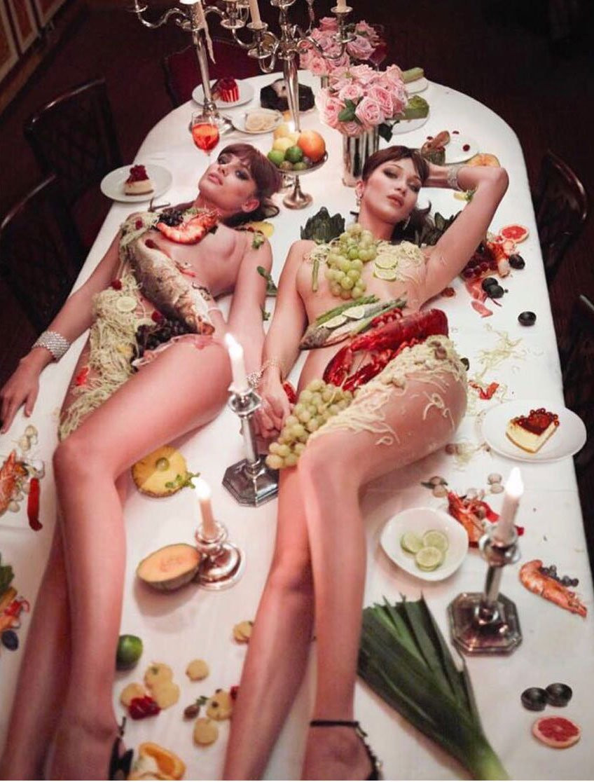 Mert Alaş ünlü modelleri soyup yemek masasına meze yaptı - Resim: 1