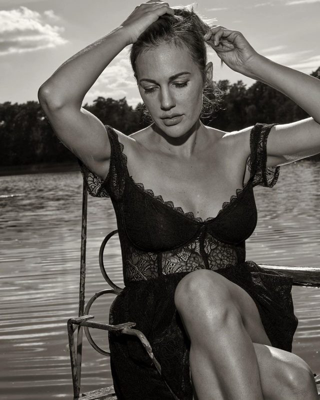 Meryem Uzerli derin göğüs dekolteli elbisesiyle mest etti - Resim: 2