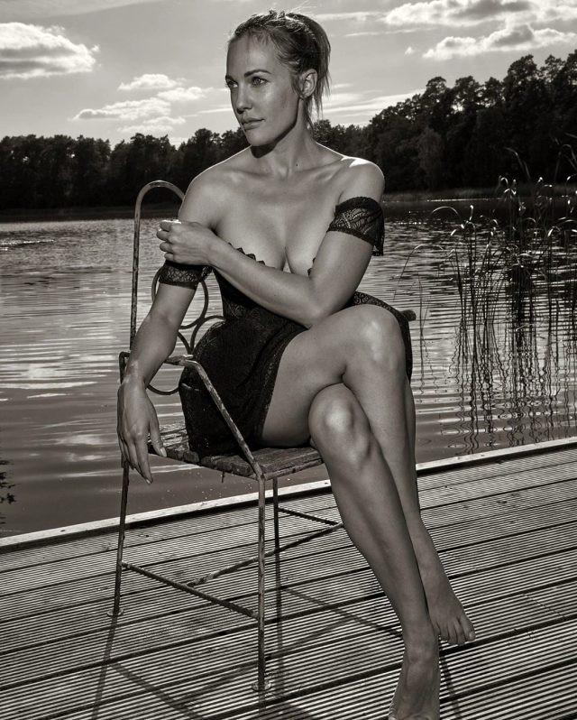 Meryem Uzerli derin göğüs dekolteli elbisesiyle mest etti - Resim: 1