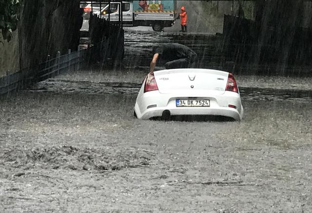Meteoroloji Uyarmıştı! İstanbul Sağanak Yağışa Teslim Oldu - Resim: 1