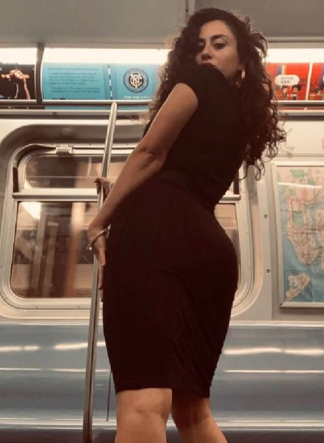 Metroda seksi pozlar veren kadın fenomen oldu - Resim: 1