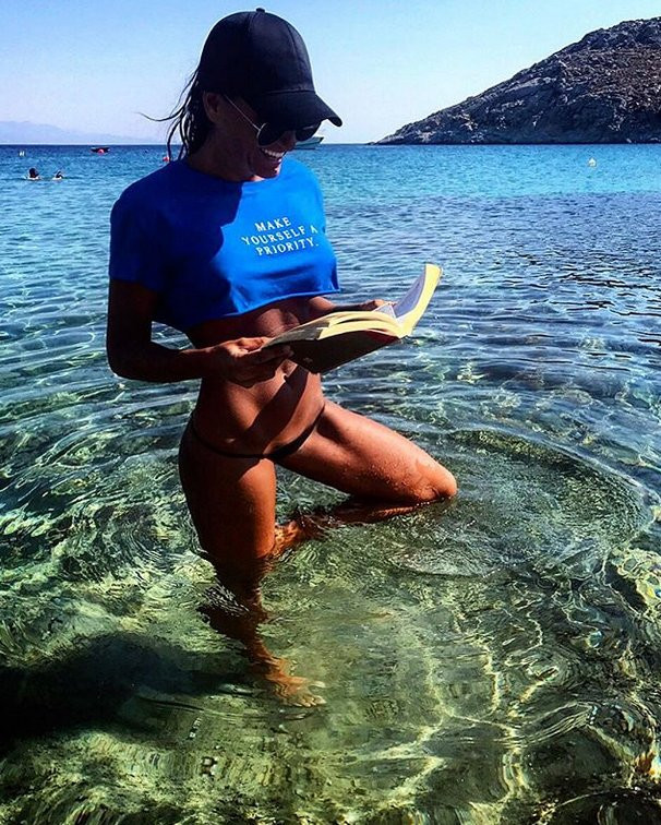 Eda Taşpınar'dan minicik bikinili Mikonos paylaşımı - Resim: 1