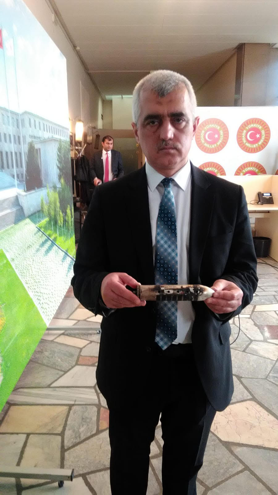 HDP’li vekil Yunan askerinin sıktığı gaz mermisini Meclise getirdi - Resim: 1