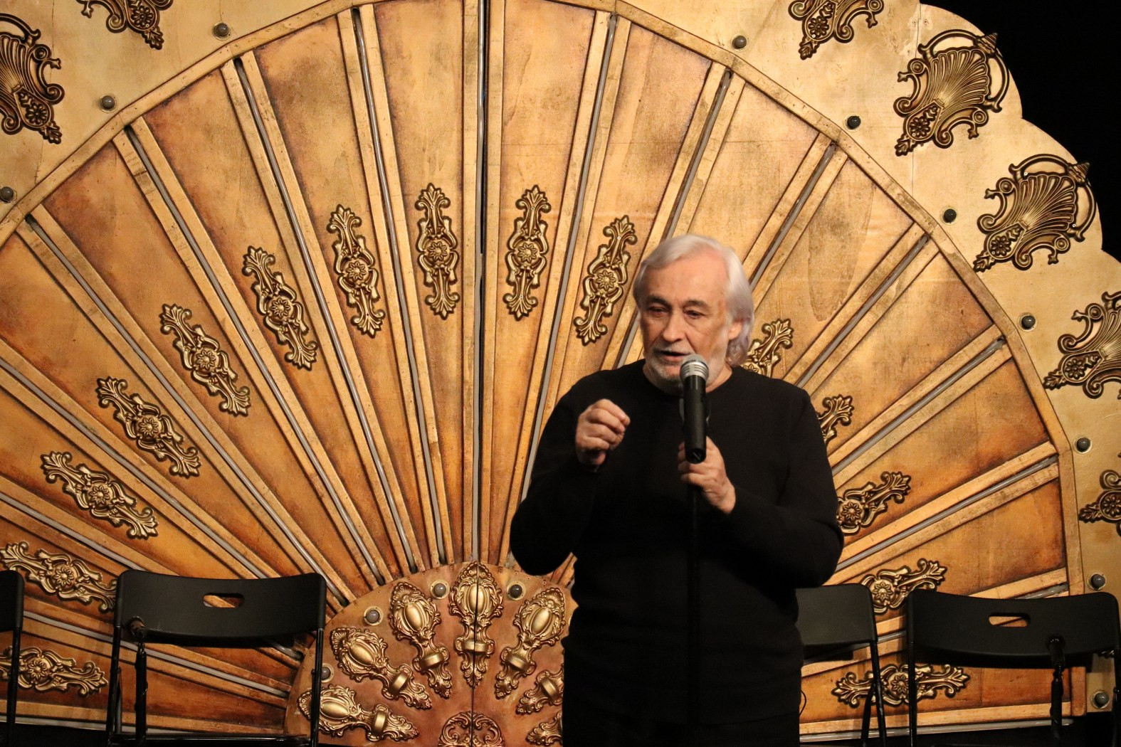 Müjdat Gezen'den politika ve mizahı birleştiren oyun: Çalsın Sazlar - Resim: 1