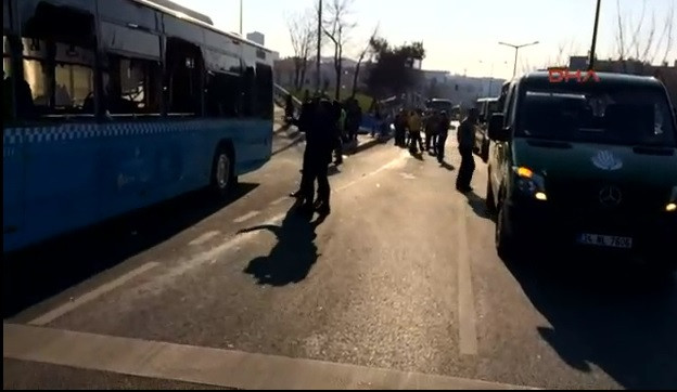 Üsküdar'da otobüs durağa daldı: Ölü ve yaralılar var - Resim: 1