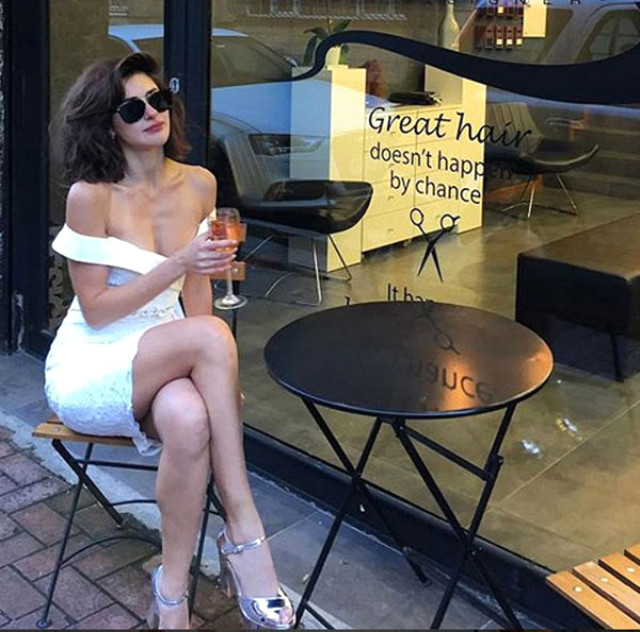 Seksi oyuncu Nesrin Cavadzade bu pozuyla sosyal medyayı salladı - Resim: 2