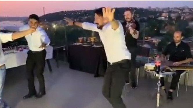 Adnan Oktar'ın tahliye olan müritleri halay çekti: Kedicikler görmesin - Resim: 1