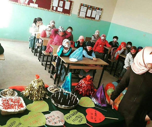 Küçük yaşta kapanan kızlar için skandal parti - Resim: 1