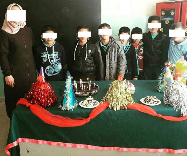 Küçük yaşta kapanan kızlar için skandal parti - Resim: 2