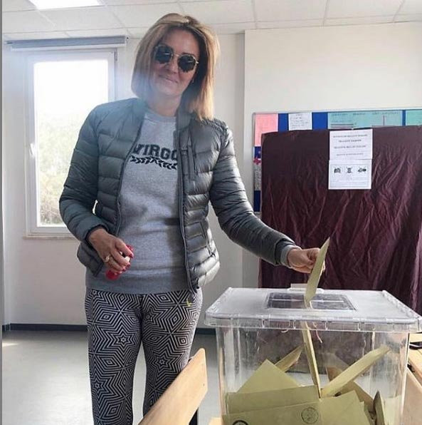 Jennifer Lopez kırmızı taytının azizliğine uğradı - Resim: 2