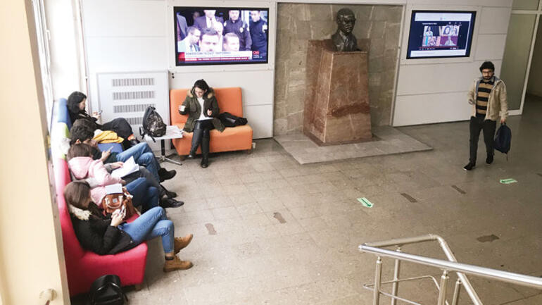 Profesörden mini etekli öğrencilere iğrenç saldırı! - Resim: 1