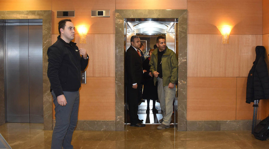 Rahşan Ecevit'i Hulusi Akar gelecek diye asansörden indirmek istediler - Resim: 1