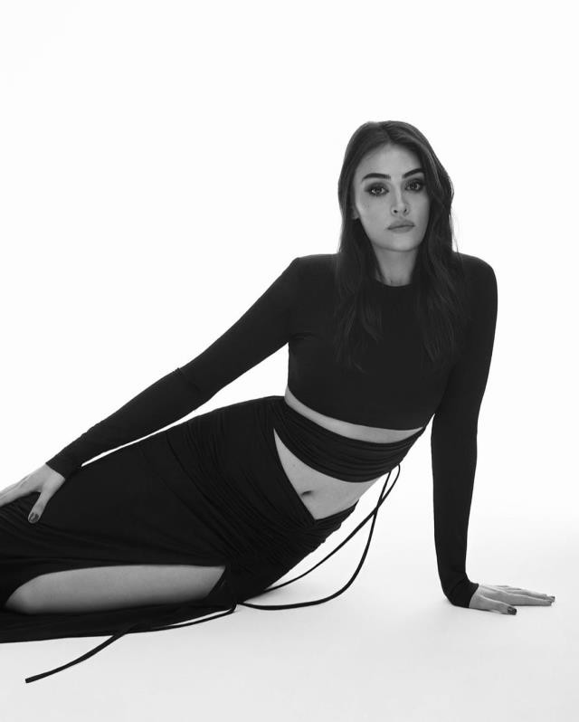 Ramo'nun Sibel'i Esra Bilgiç'in Derin Yırtmaçlı Pozu Olay Oldu - Resim: 1