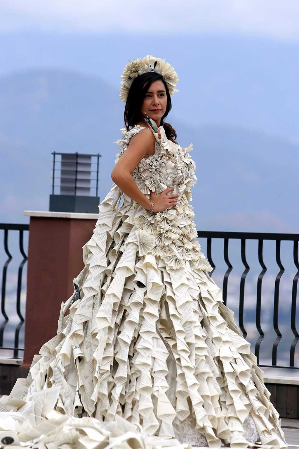 Hatice, kitap sayfalarından yapılan gelinliği Elazığ için satın aldı - Resim: 1