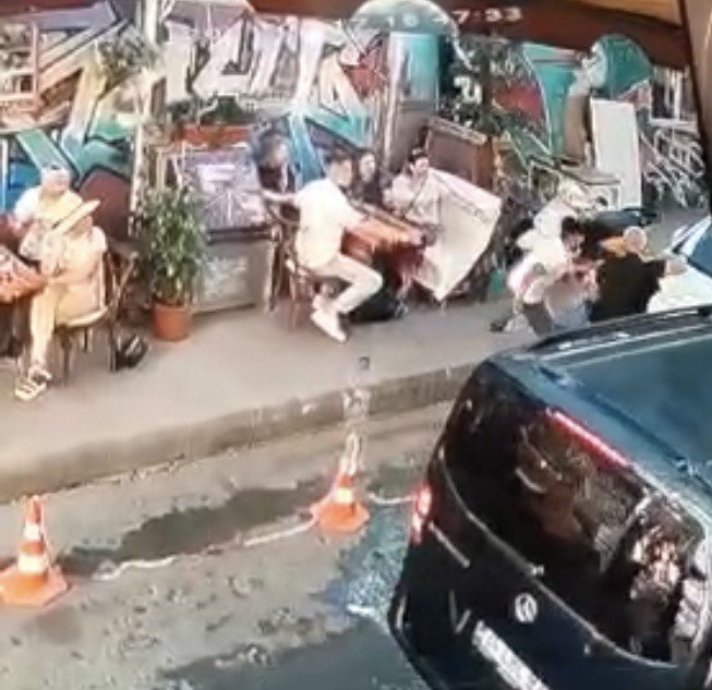 Babasına Yumruk atan Ukraynalı Turisti Kanlar İçerisinde Bıraktı - Resim: 1