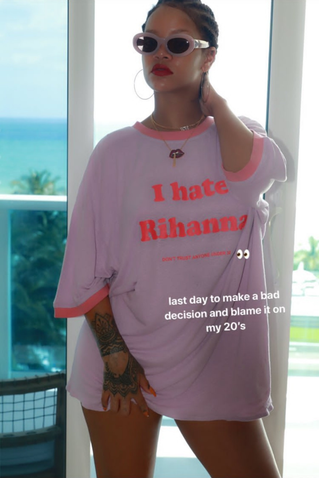 Rihanna 30’uncu yaşını esprili bir tişörtle kutladı - Resim: 1