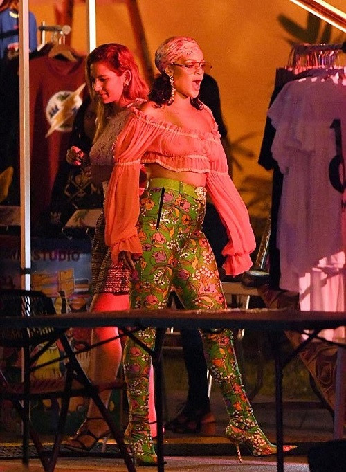 Rihanna neden meme piercingini gösterdi? - Resim: 1