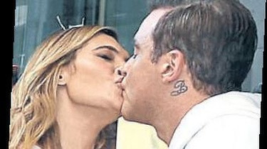 Robbie Williams karısı Ayda'yı öpmeye doyamadı - Resim: 1