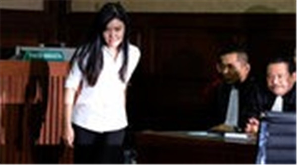 En yakın arkadaşının kahvesine zehir koyup ölümünü izledi - Resim: 1