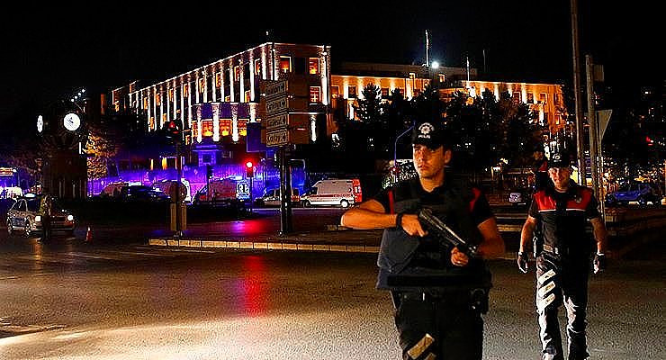 15 Temmuz askeri darbe girişimi! Saat saat Türkiye'nin en uzun gecesi - Resim: 2