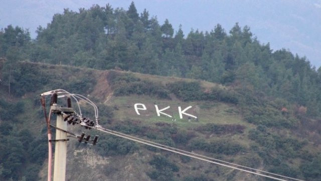 Hainlerin PKK yazdığı o tepeye dev Türk bayrağı dikildi - Resim: 1