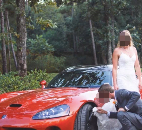 Yeni eşinin gelinliği ile arabasının jantlarını sildi - Resim: 1