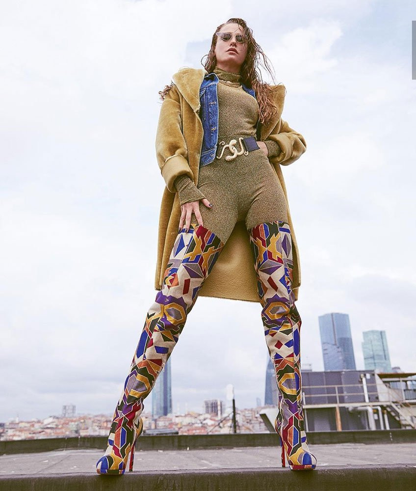 Serenay Sarıkaya dergi çekimindeki stiliyle beğeni topladı - Resim: 1