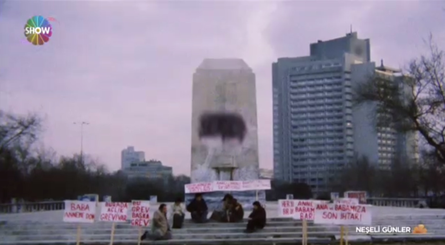 Show TV'den Neşeli Günler filmine skandal sansür - Resim: 1