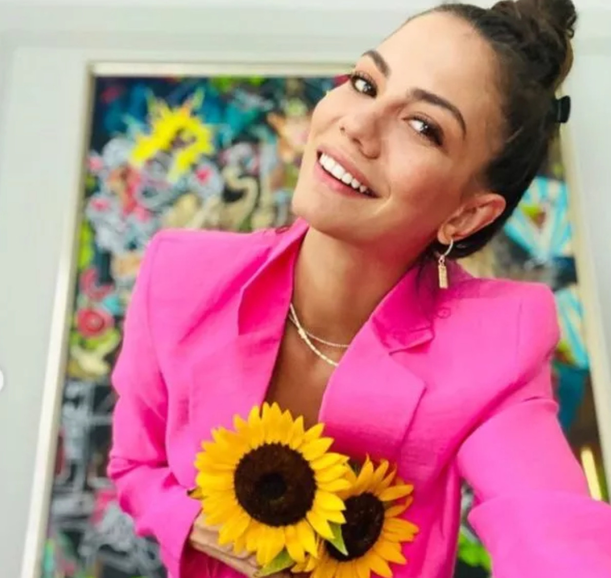 Demet Özdemir Dekoltesini Çiçeklerle Kapattı - Resim: 1