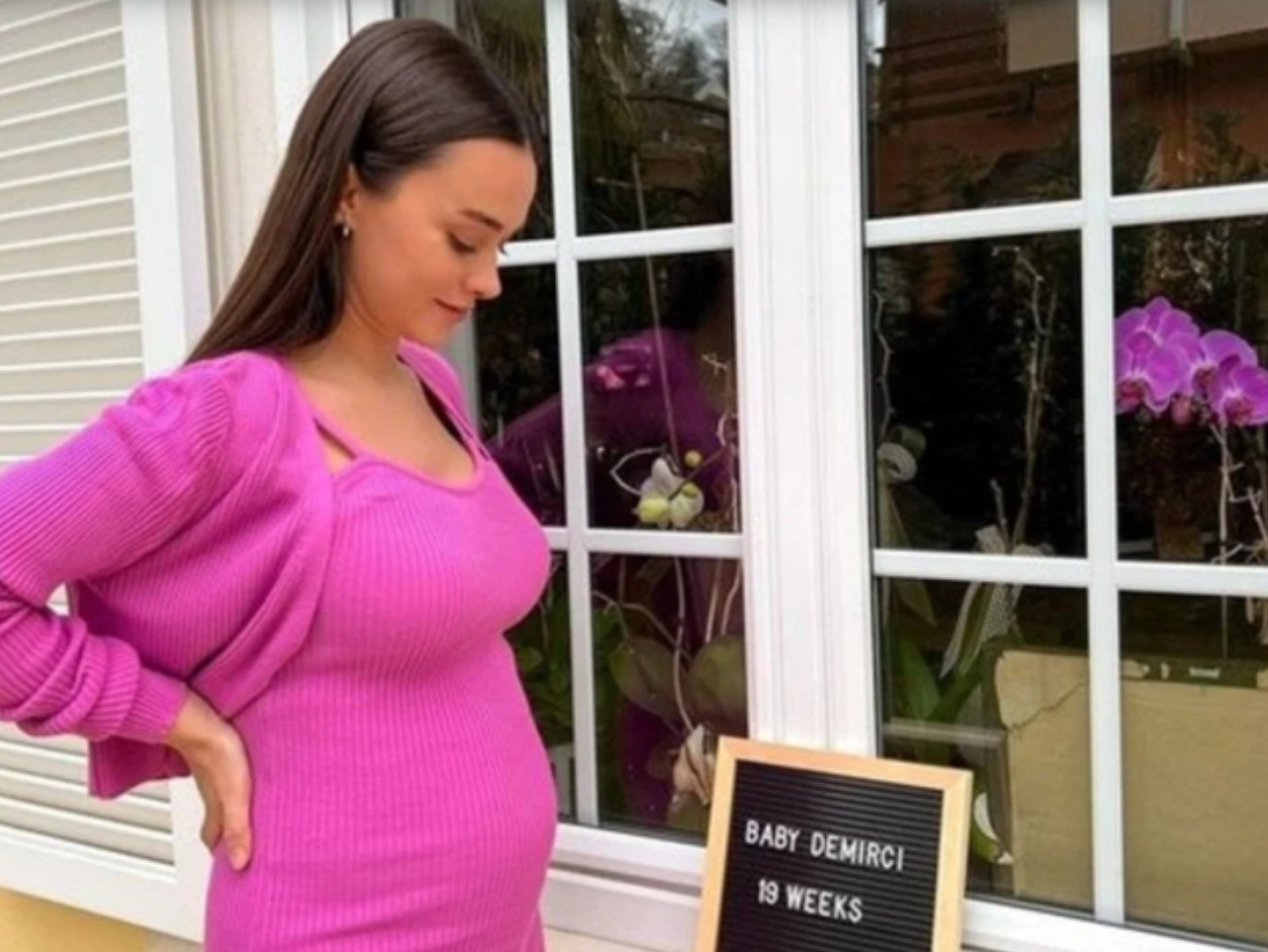 Hande Soral'dan Hamilelik Pozu: Bebek Demirci Yolu Yarıladı - Resim: 1