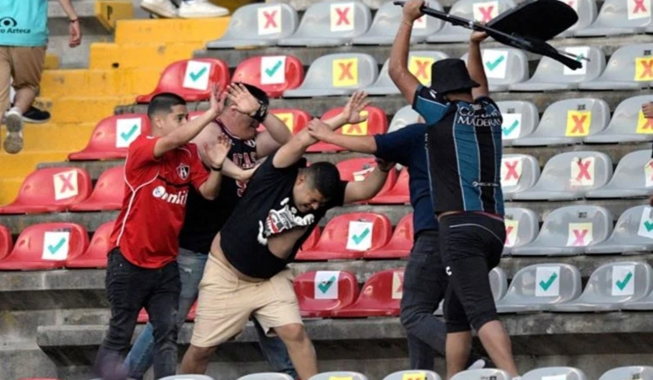 Queretaro-Atlas Maçında Taraftarlar Birbirine Girdi - Resim: 1