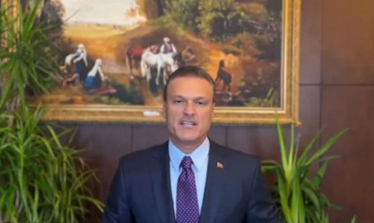 AK Partili Alpay Özalan'ın Arkasındaki Tablo Sahte Çıktı