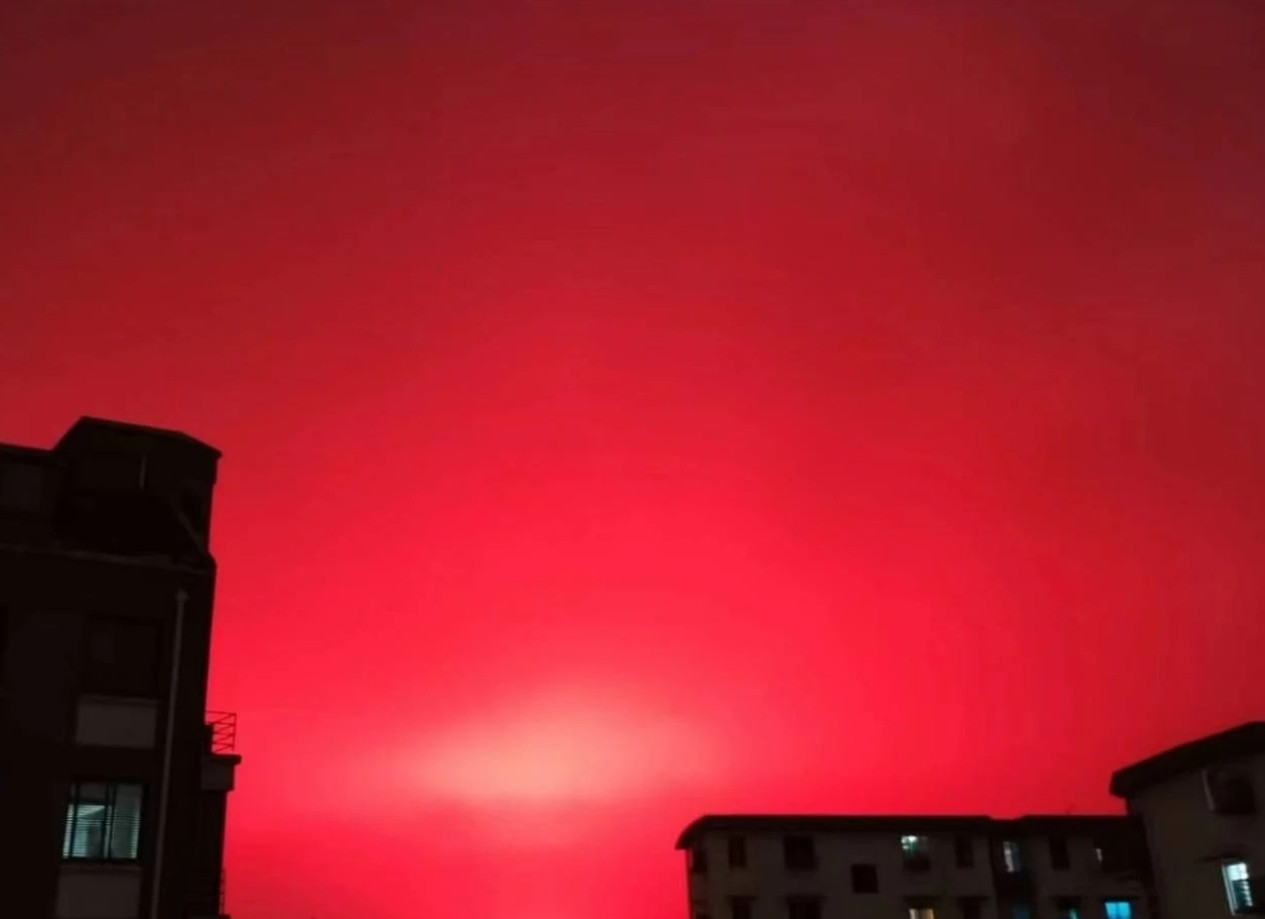 Çin'de Panik Yaratan Görüntü: Gökyüzü Kırmızıya Boyandı - Resim: 1