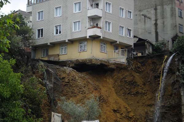 Son dakika: İstanbul'da 4 katlı bina böyle çöktü.. VİDEO - Resim: 1