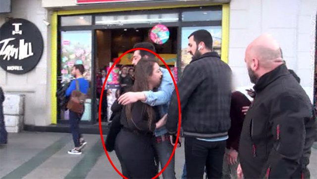 Tacize uğrayıp sinir krizi geçiren genç kız: Ne var benim üstümde? - Resim: 1