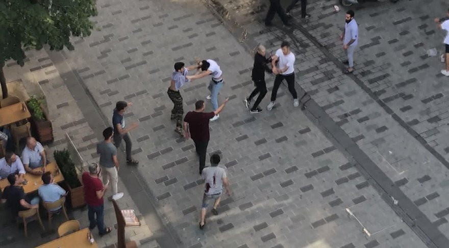 Taksim'de büyük kavga: Polis silah çekerek müdahale etti - Resim: 1
