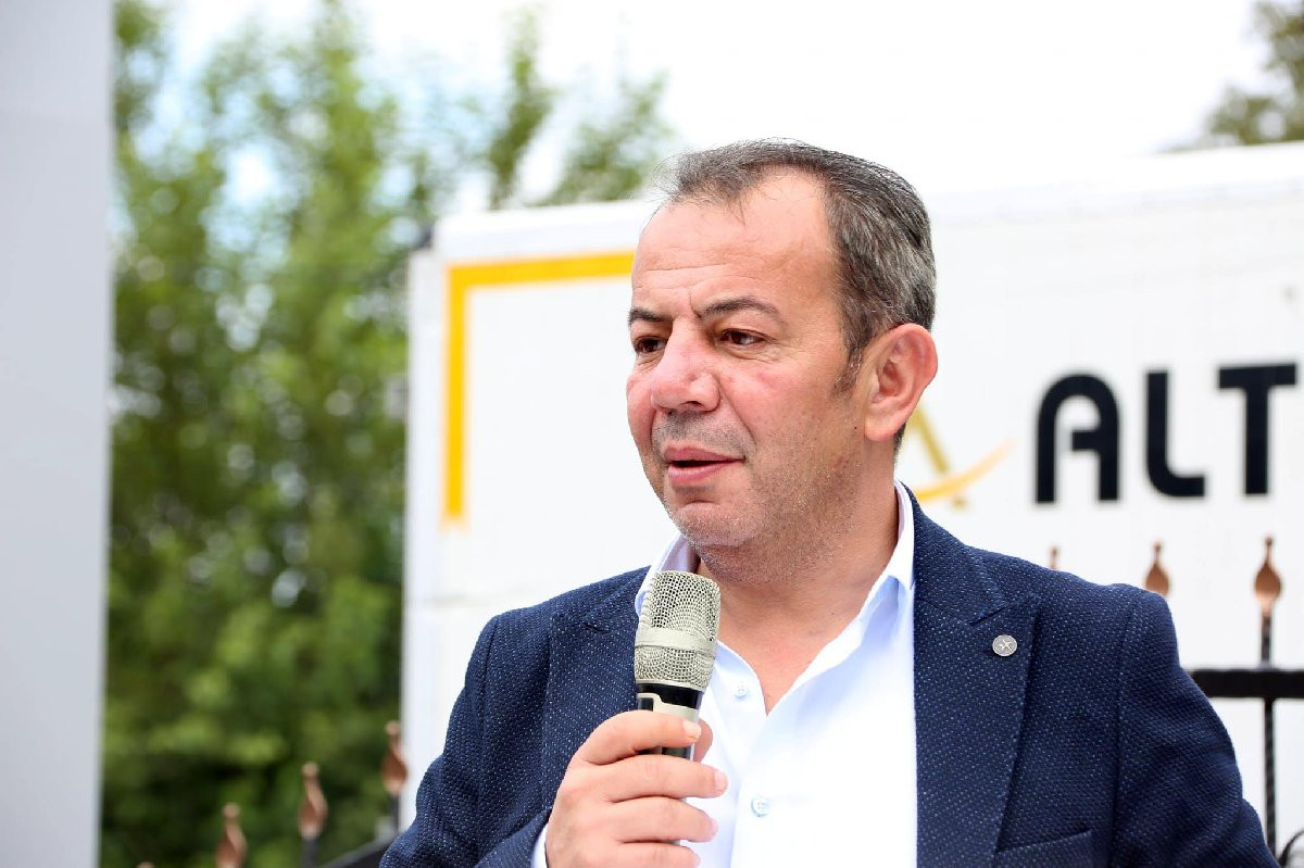 CHP'li Başkan'dan Erdoğan'a Pankartlı Destek: Başkasına Dövdürmeyiz... - Resim: 1