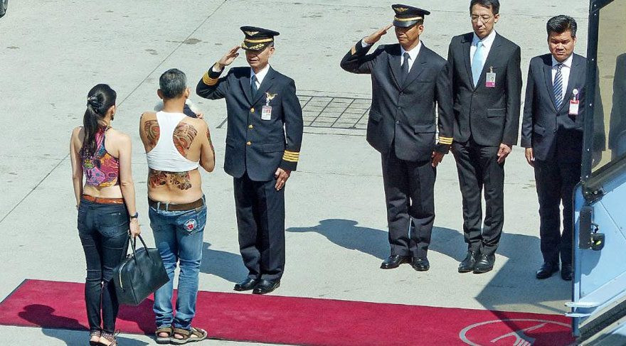 Tayland Kralı aynı kentte yine ilginç kıyafetiyle yakalandı - Resim: 2