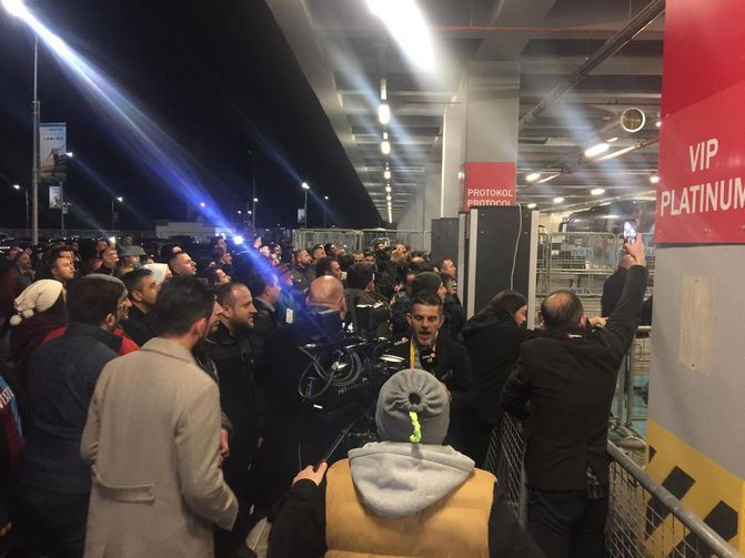 Trabzonspor taraftarından Ali Koç'a küfürlü protesto - Resim: 2