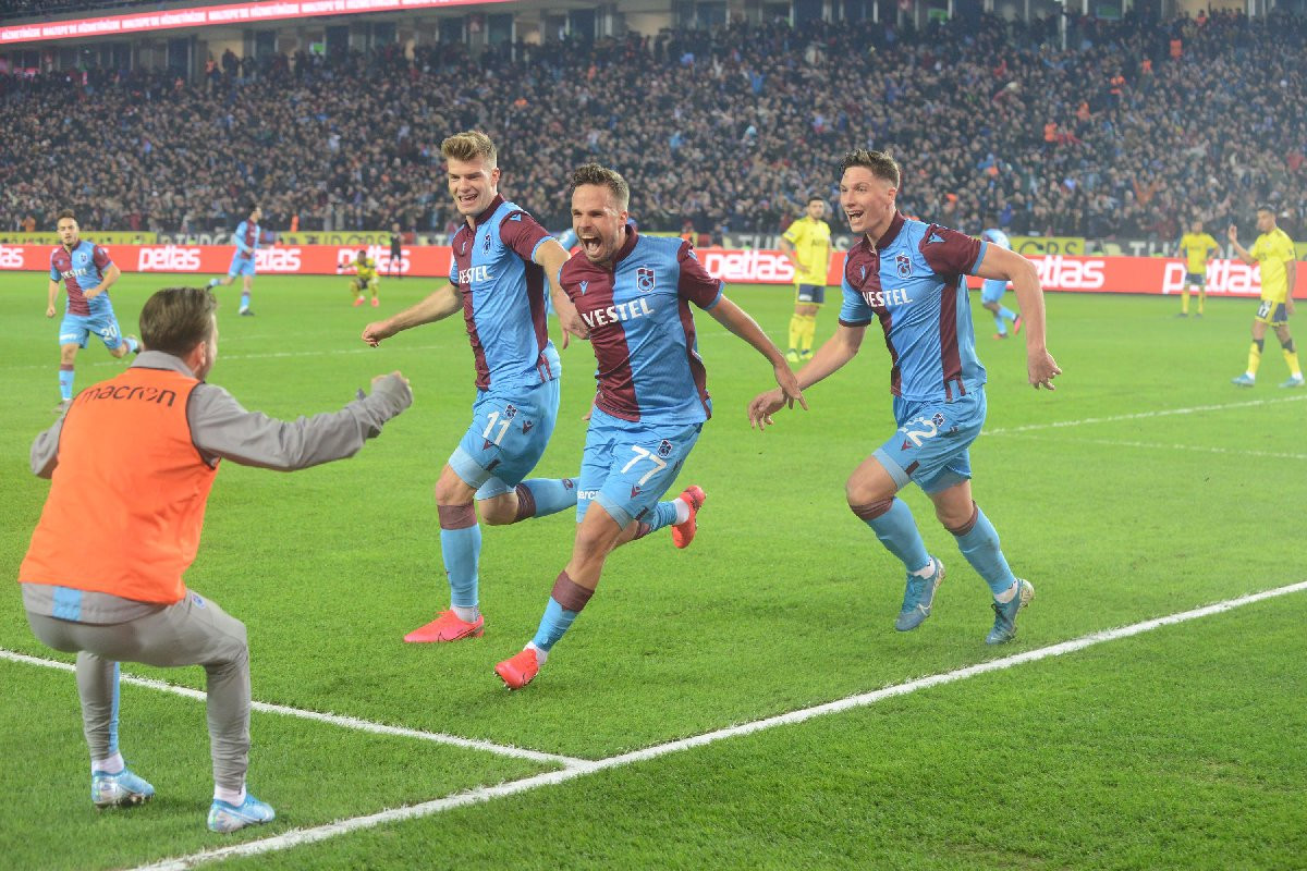 Fenerbahçe Karadeniz'de boğuldu: Trabzonspor 2-1 galip - Resim: 5