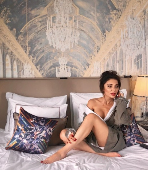 En uzun bacaklı manken Tuğçe Aral'dan yatak pozu - Resim: 2