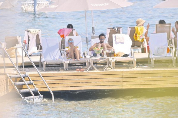 Hamile sevgilisini terk etmişti! Tuncay Şanlı yeni aşkıyla tatilde - Resim: 1